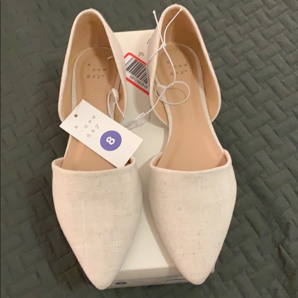 Cream/Linen Flats NWT